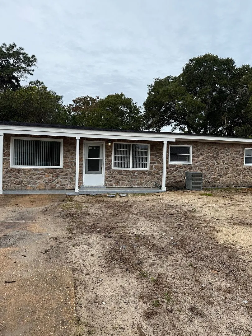 * Home 3-Bedroom 1-Bath Fort Walton Beach - Near Wright Fire Department — Photo 2
