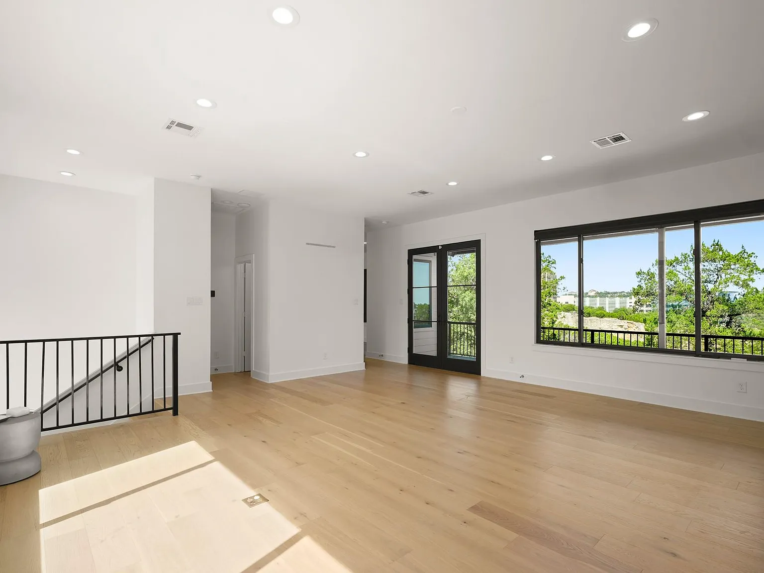 4 bed, 2.5 bath, 2680 sqft, $9,500 — Photo 4