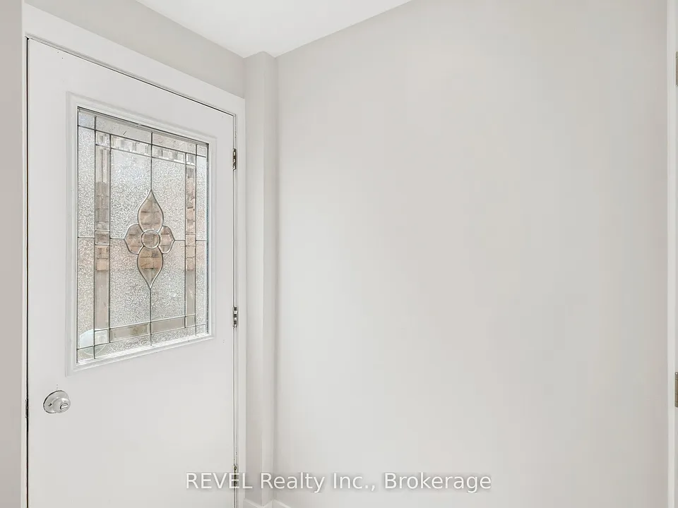 6166 Wildrose Cres #LOWER