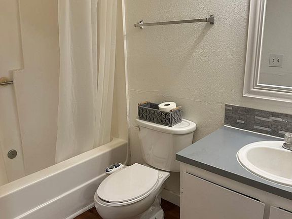 2nd image of 1410 Goldenrod Dr SE