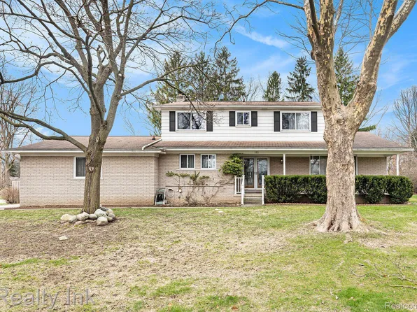 162 Canterbury Trail Dr, Rochester Hills, MI 48309