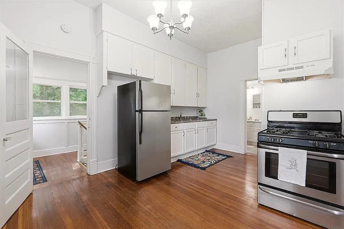 3 bed, 932 sqft, $1,650 — Photo 2
