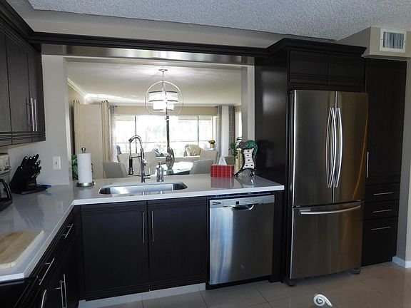 5th image of 5589 Fairway Park Dr APT 202