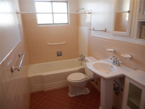 4th image of 434 De Soto Ave