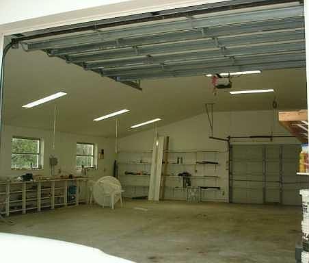 OVERSIZED GARAGE WITH 4 BAYS + WORKSHOP