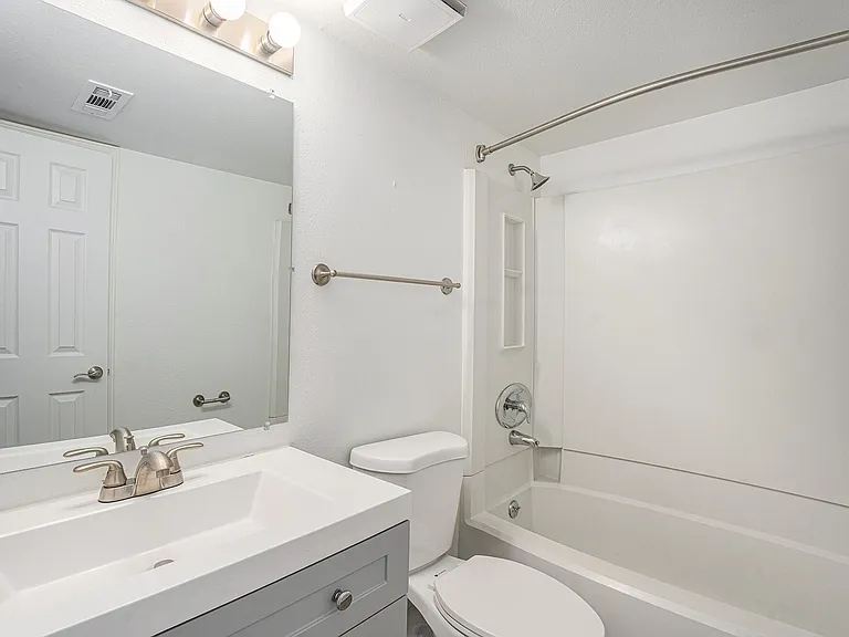 Oakdale Springs Apartments — Photo 19