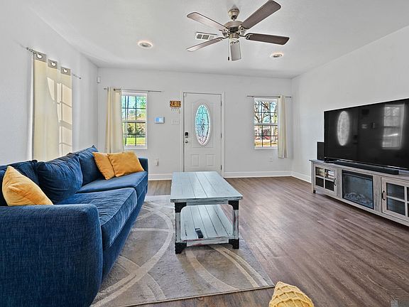 5th image of 237 Capitol St