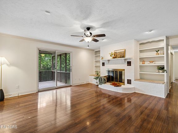 3rd image of 912 S Briarcliff Cir