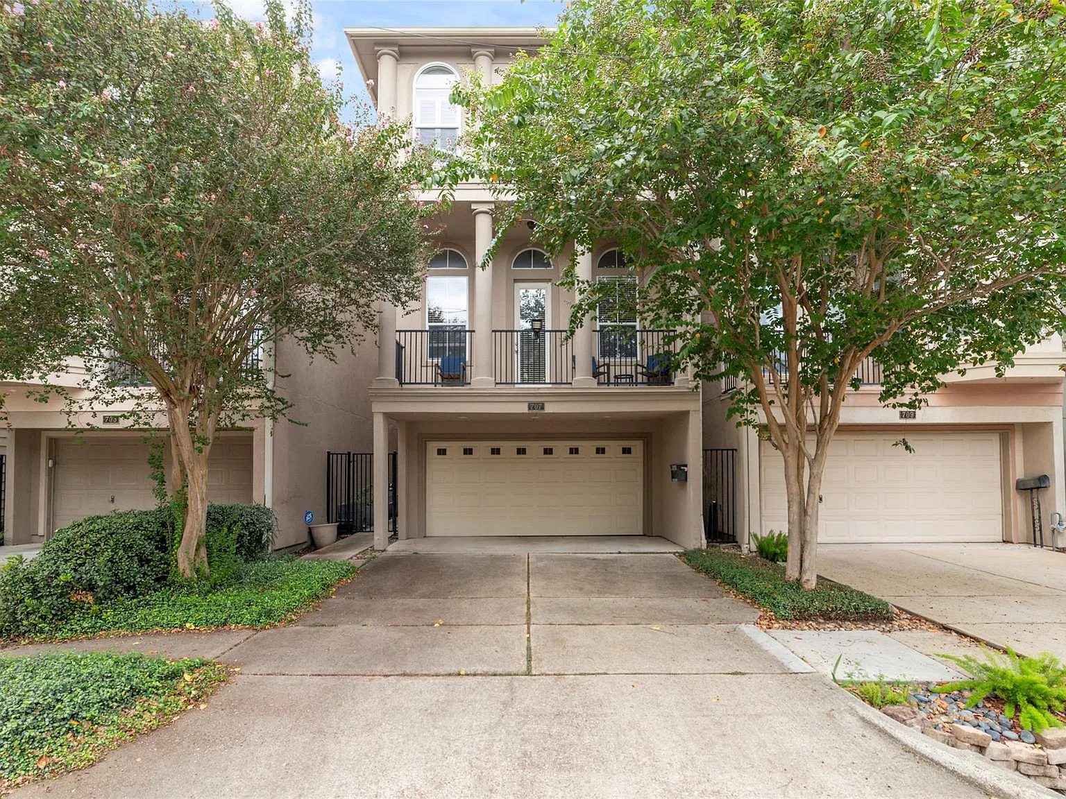 3 bed, 3.5 bath, 2997 sqft, $3,900 — Photo 2