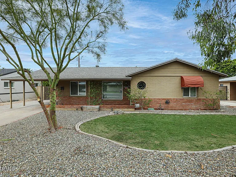 1005 E Cavalier Dr — Photo 2