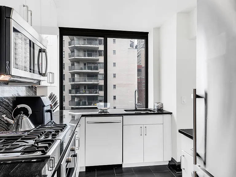 300 E 64th St #11A — Photo 4