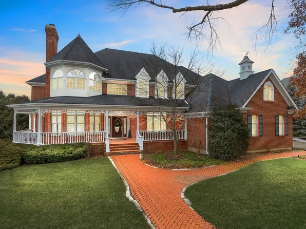 33 Muirfield Cir, Wheaton, IL 60189