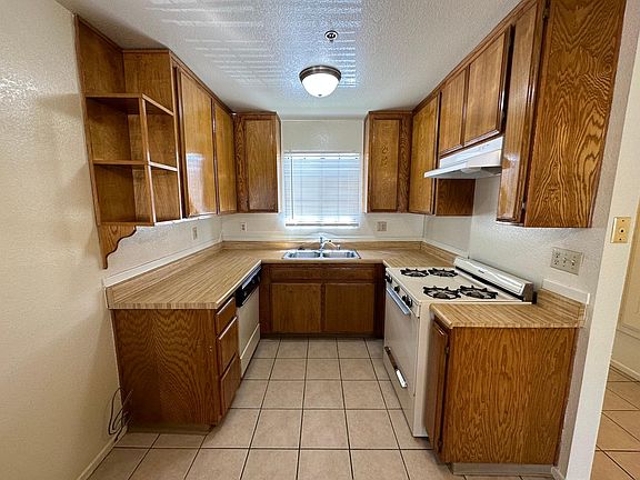 5th image of 521 W D St