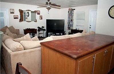 3rd image of 10524 Victory Ave