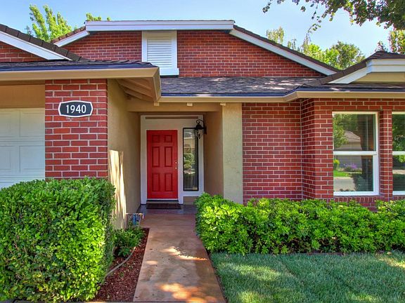 3rd image of 1940 Oak Bluff Way