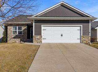 50 Ridgewood Dr, Hiawatha, IA 52233