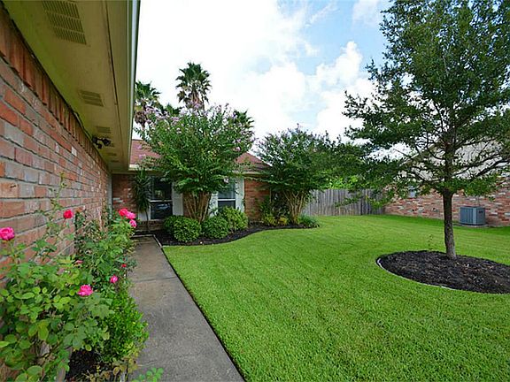 3rd image of 3746 Royal Manor Dr