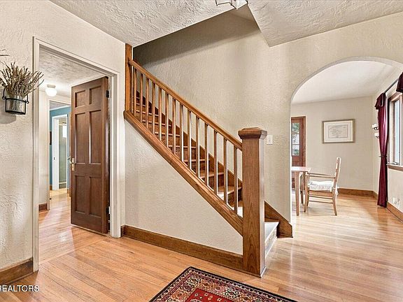 5th image of 402 N Maple St
