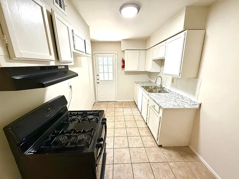 520 Prado St — Photo 8