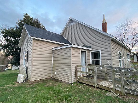 4th image of 630 F Ave SE