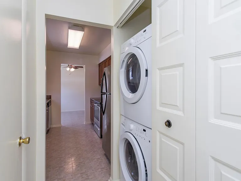 Colonial Village Townhomes — Photo 13