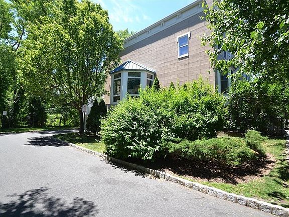 3rd image of 111 Gair St #111