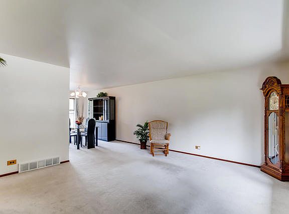 4th image of 300 Pinecroft Dr