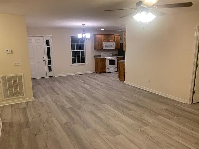 1829 Elizabeth Ln — Photo 3