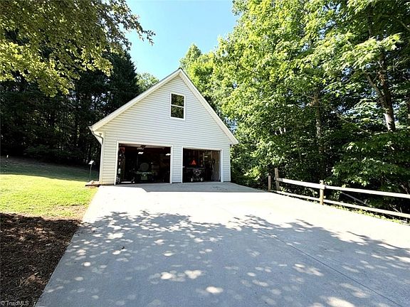 4th image of 2472 Hamby Mountain Rd