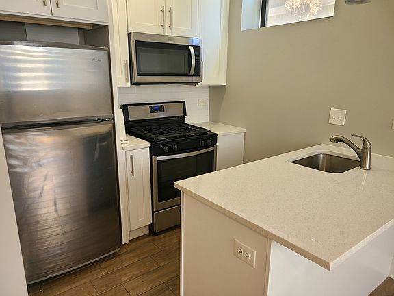 5th image of 826 W Cuyler Ave #400