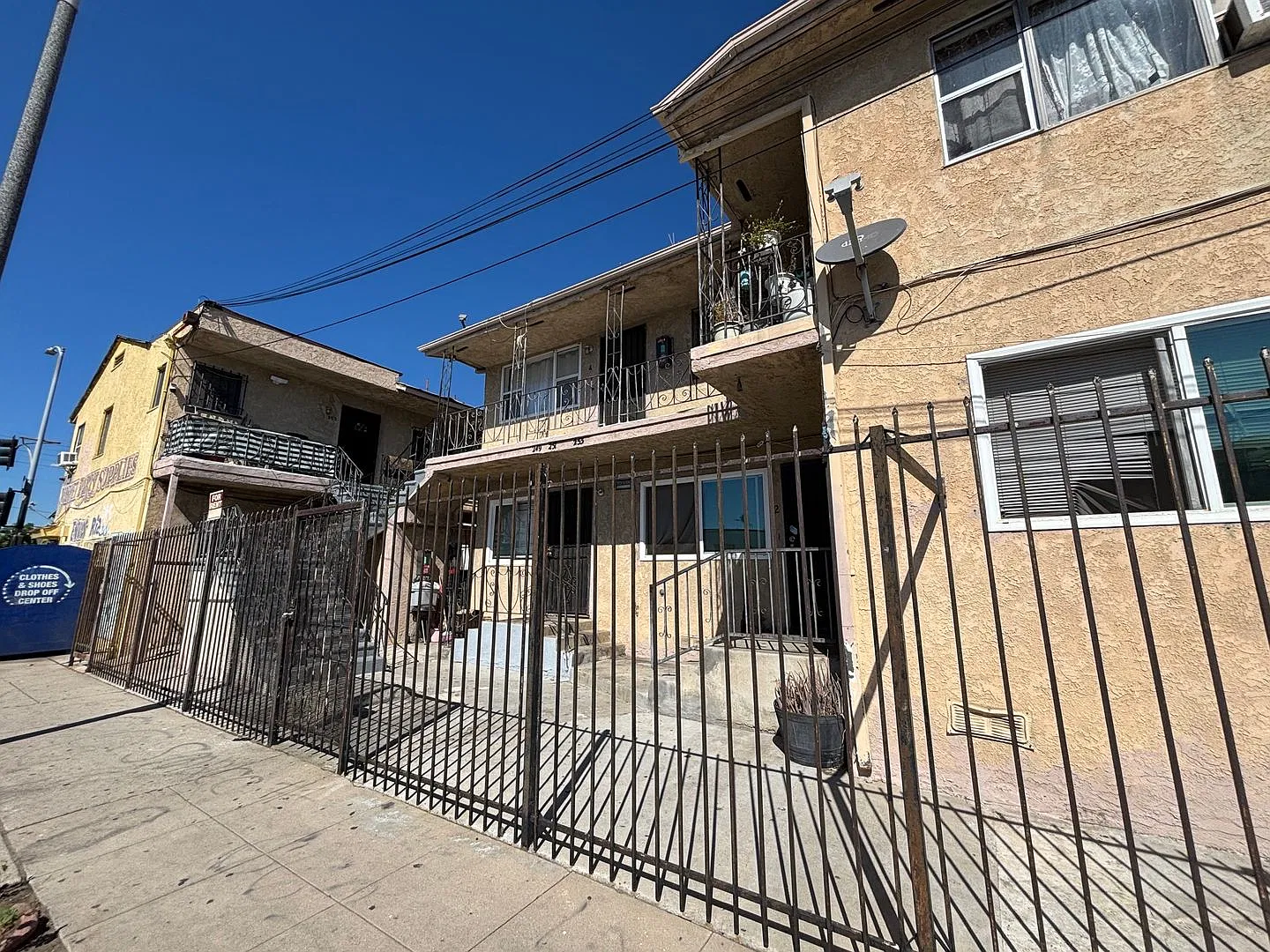 Upstairs 1 Bedroom / 1 Bathroom Apartment Los Angeles — Photo 1