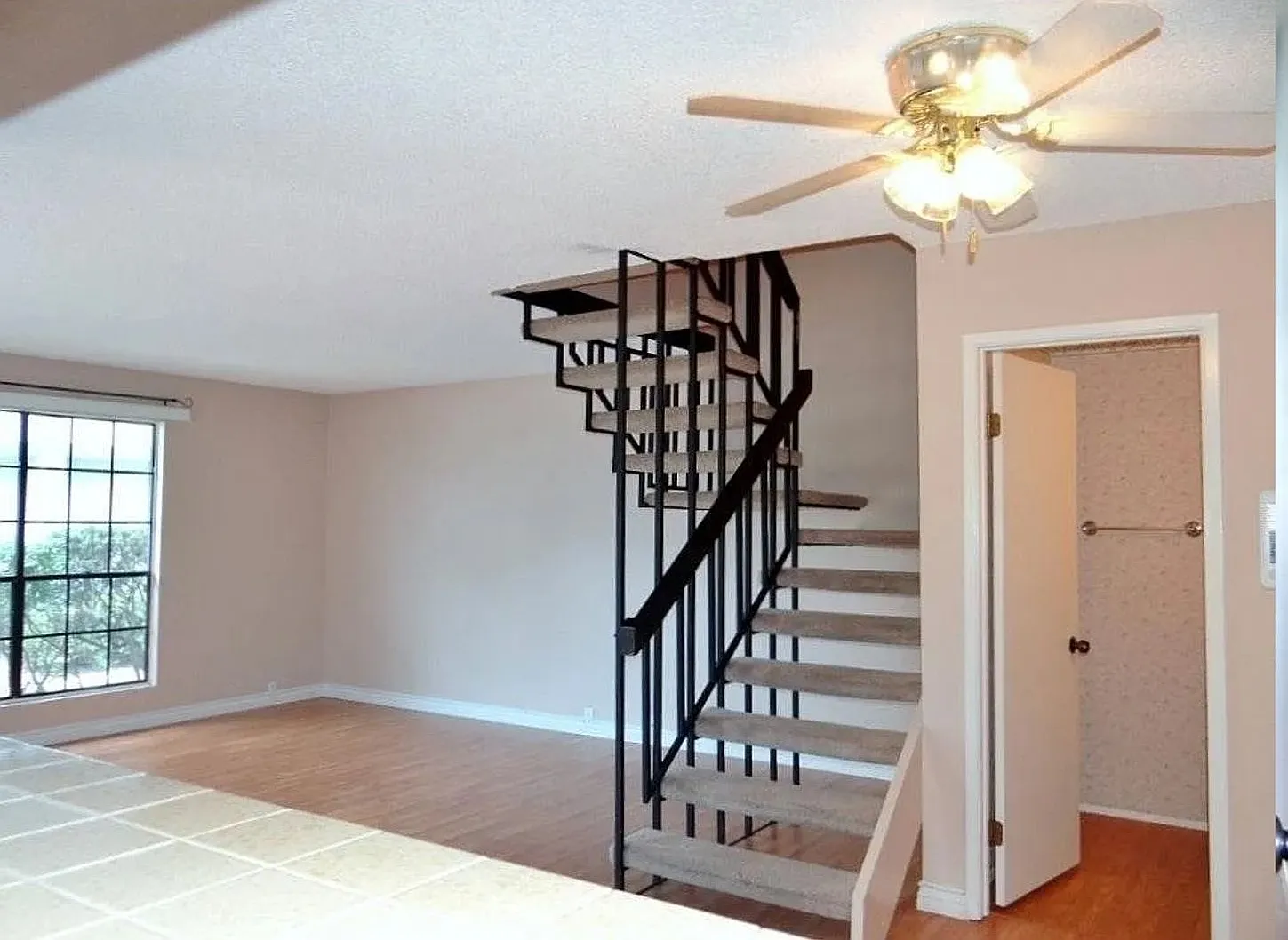 3 BR Townhouse Located on UCSD Bus Line w/ Spacious Bedrooms! — Photo 4