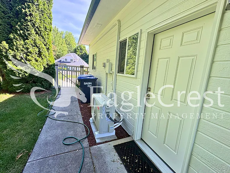 1211 Yellowhawk Way #B — Photo 4