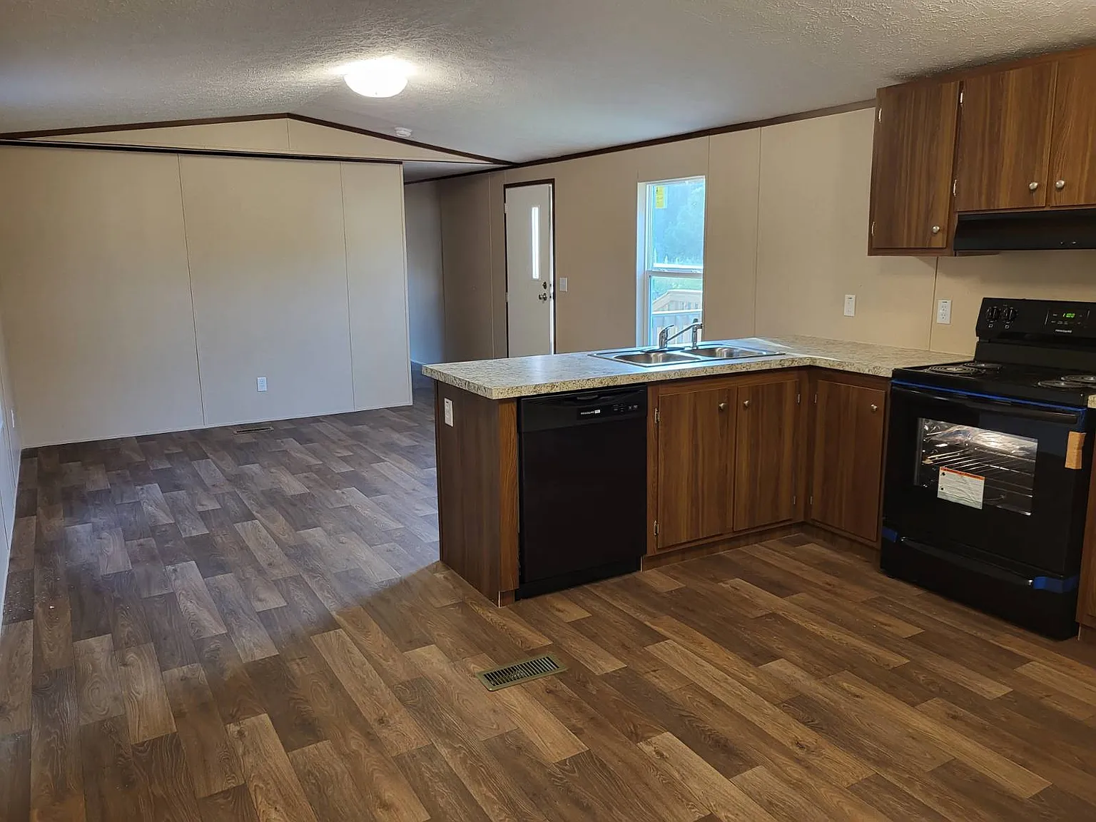 3 bed, 2.0 bath, $600 — Photo 4