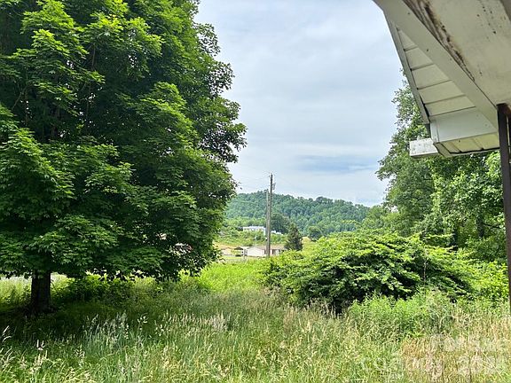 3rd image of 1771 Hughes Gap Rd