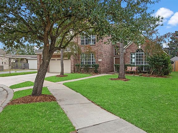 The home sits on the curve of a partial cul de sac allowing for great curb appeal and a large front yard.