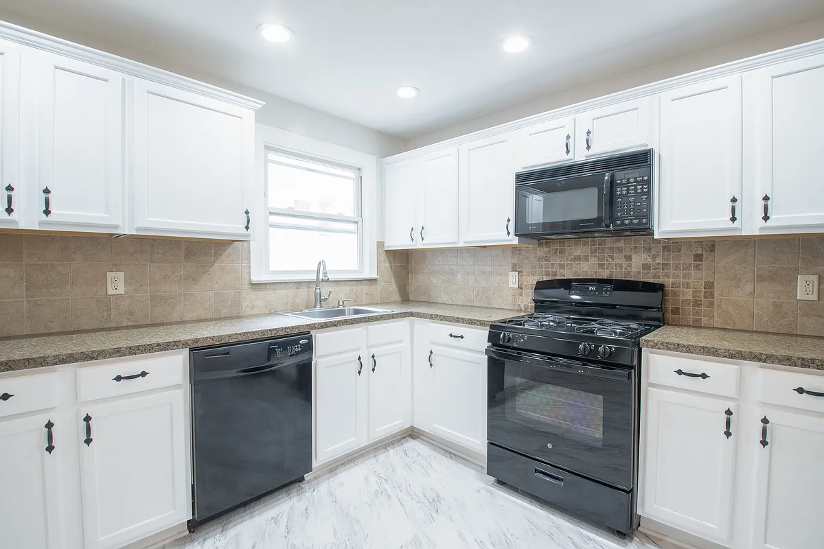 Building Photo - 111 Roosevelt St #2