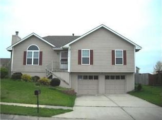 715 E 15th St, Kearney, MO 64060