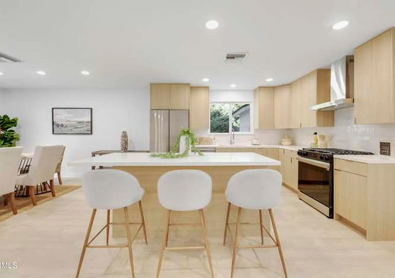 Bright & Beautifully Updated Home with Spacious Backyard — Photo 3