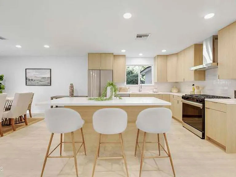 2109 Young Ave — Photo 3