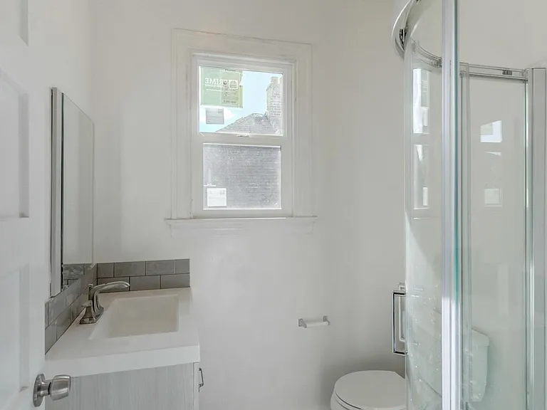 528 11th Ave E — Photo 16