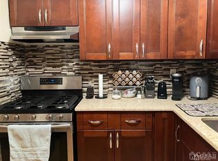 305 Cricket Ln, Woodbridge, NJ 07095