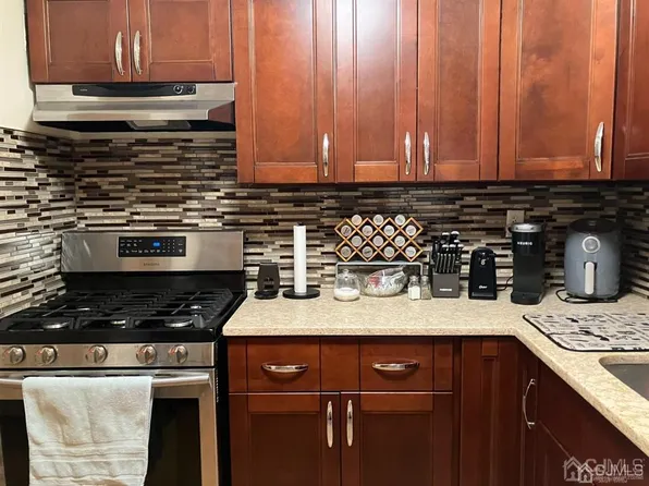 305 Cricket Ln, Woodbridge, NJ 07095