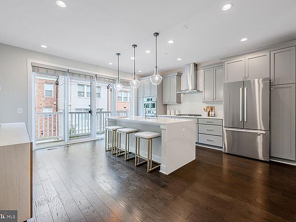 5th image of 10326 Grosvenor Pl