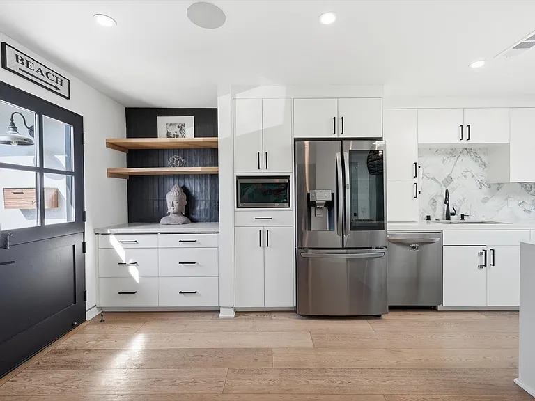 2219 Graham Ave — Photo 13
