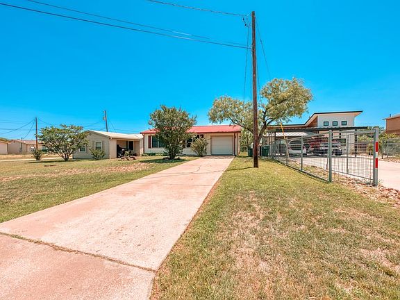 4th image of 303 S Avenue S