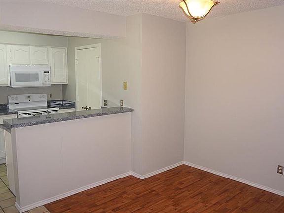 5th image of 1404 Meadowood Village Dr
