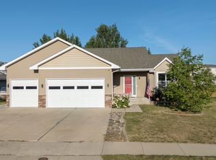 1908 26th St SW, Minot, ND 58701