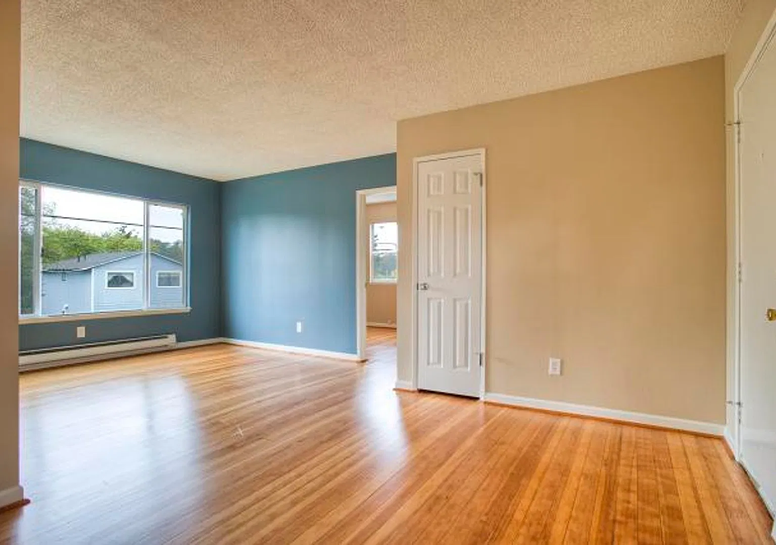 Top Floor 2bed/1bath Apartment in Convenient Columbia City Location! — Photo 3
