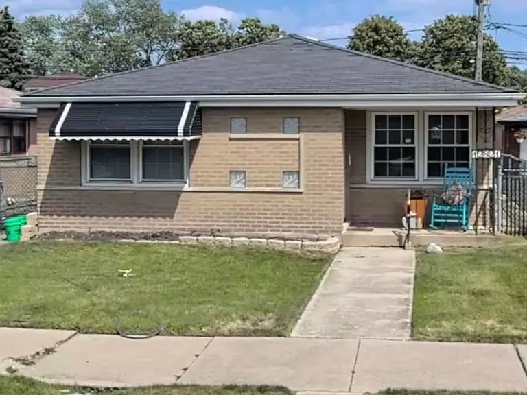12821 S Manistee Ave — Photo 1